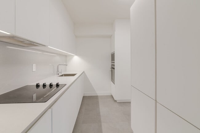 Building Photo - 4555 Av. Bonavista Unit 208