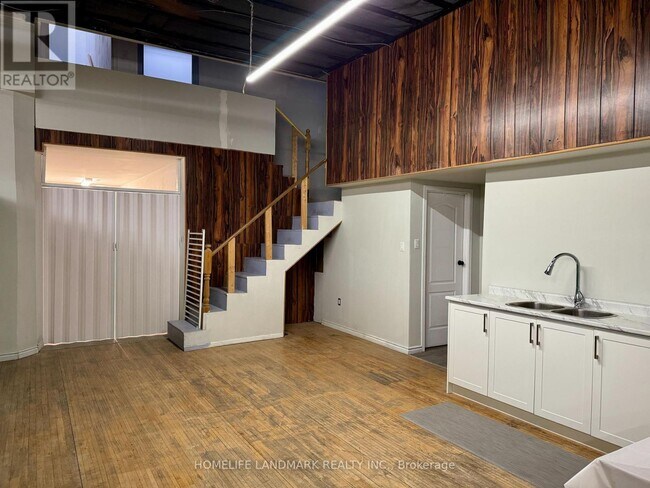 Photo - 450 Spadina Ave.