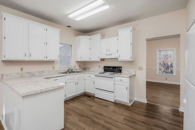 Photo - 550 W 12th St