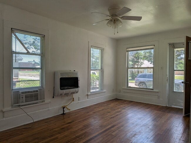 Photo - 207 3rd Ave NW