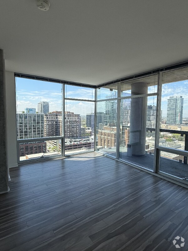 Building Photo - 805 N LaSalle St Rental
