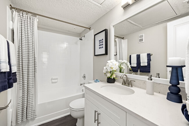 Photo - 4800 Westshore