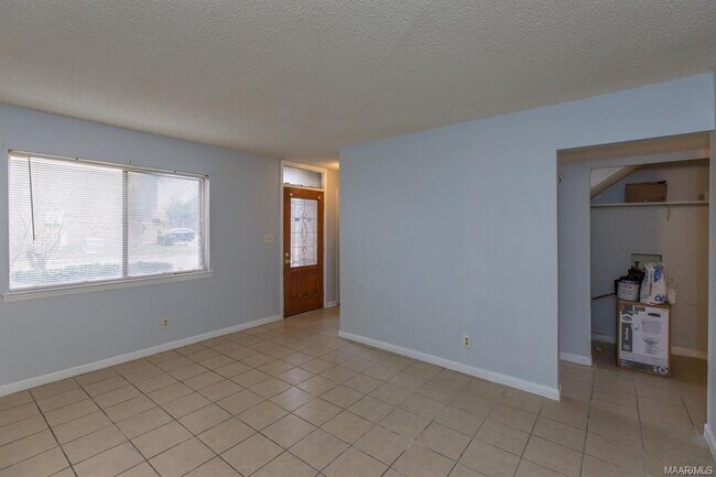 Photo - 548 Winston Dr