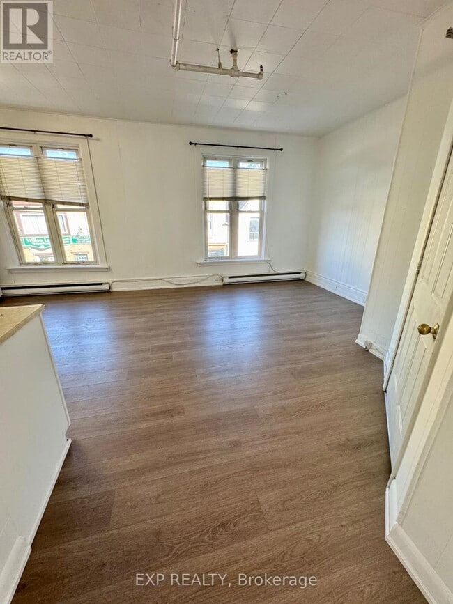 Photo - 17 Mill St E