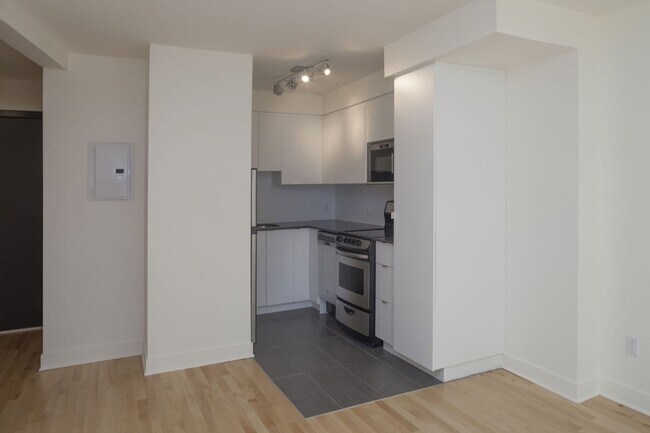 Photo - 4570 Chem. Queen Mary Unit 108