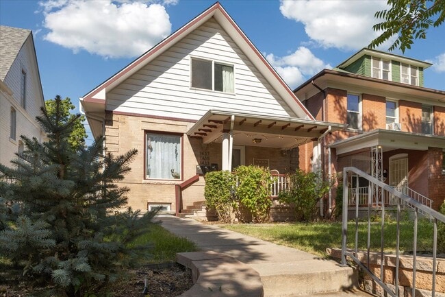 Building Photo - Spacious studio loft in the highly sought-...