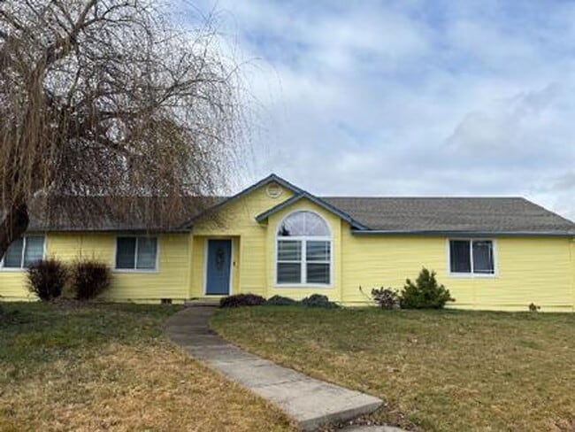 Building Photo - Spacious 3 Bed, 2 Bath Home on a Corner Lot in Southwest Medford