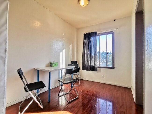 Photo - 2020 Cloverfield Blvd Unit 5-B2
