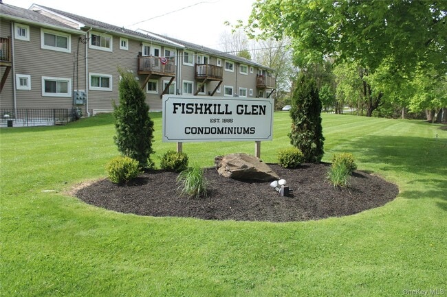 Building Photo - 8 Fishkill Glen Dr Unit A