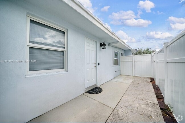 Building Photo - 1041 NE 9th Ave Unit A4 Rental