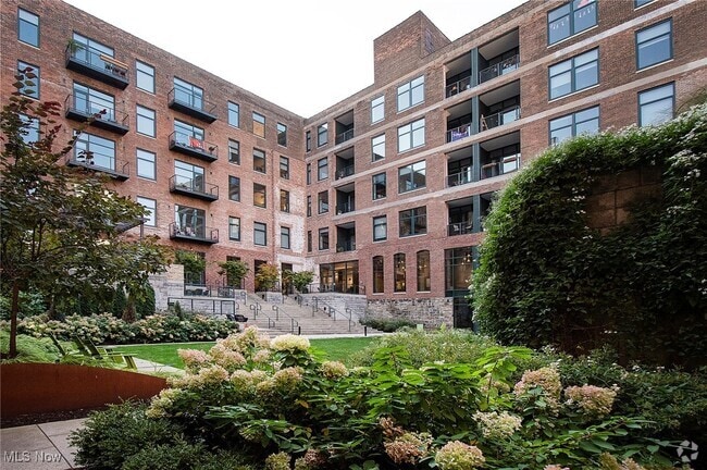 Building Photo - 725 Johnson Ct Unit 324 Rental