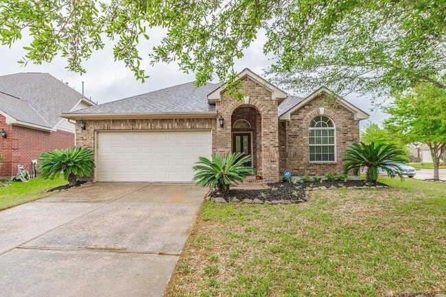 Building Photo - May Pine Court, Rosharon, TX 77583 - 4 BR 2 BA single-family home