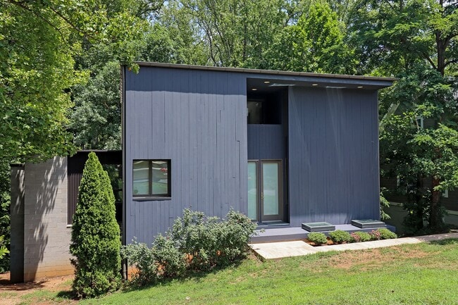 Building Photo - Spacious Pet-Friendly 4BR Home Near Downtown & UVA