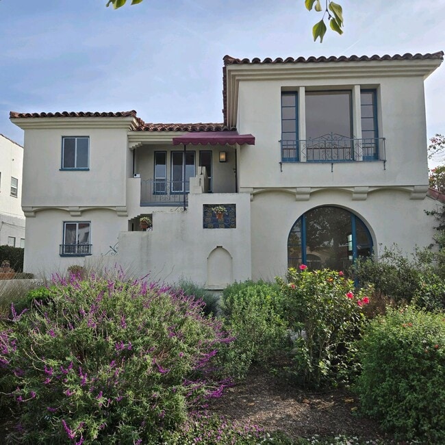 Photo - Large Fairfax area Lower Duplex