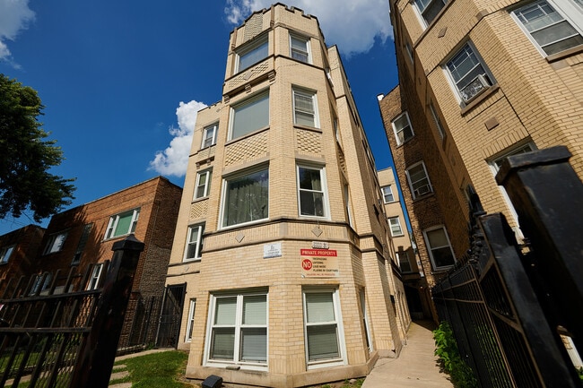 Building Photo - 6333 N Francisco Ave Rental