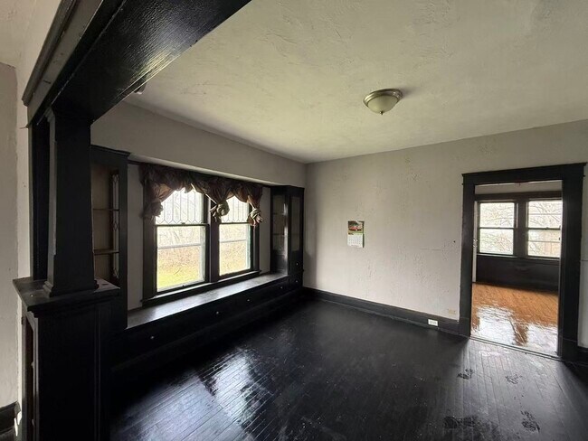 9805 Lamontier Ave Unit Upstairs