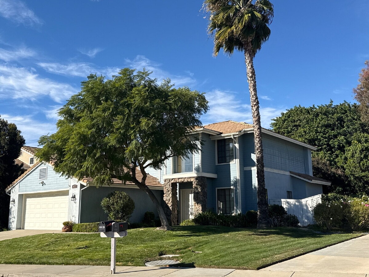 Must see this gem. Newly painted through out and new flooring! Won't last. - Must see this gem.  Newly painted through out and new flooring!  Won't last.