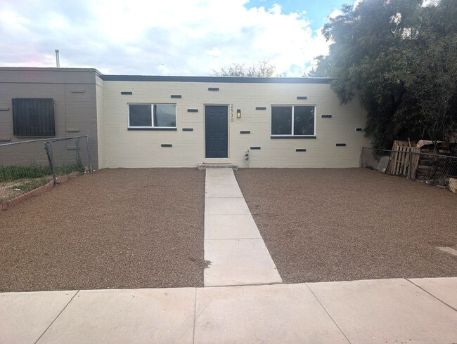 Building Photo - Freshly remodeled townhome two bedroom two bath beauty