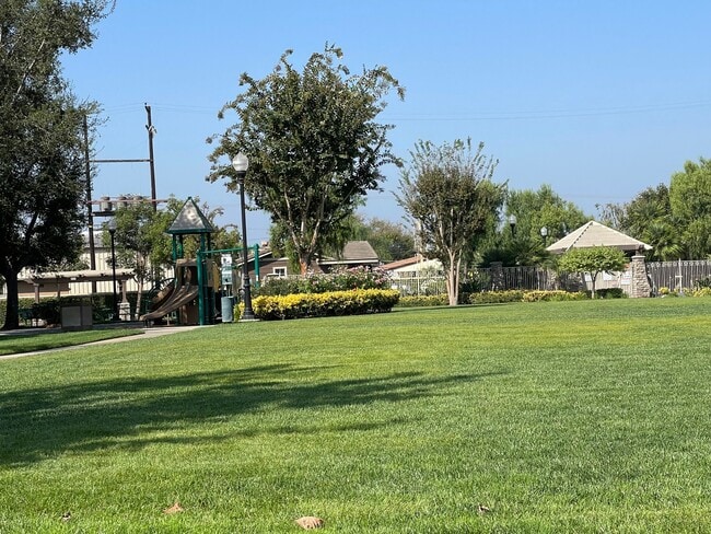 Building Photo - 6601 Notre Dame Dr