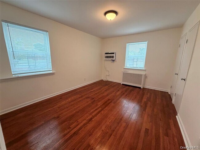 72-31 Little Neck Pkwy Unidad 2nd Floor