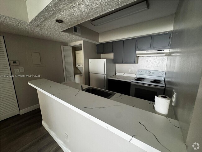 Building Photo - 5646 Rock Island Rd Unit 200 Rental