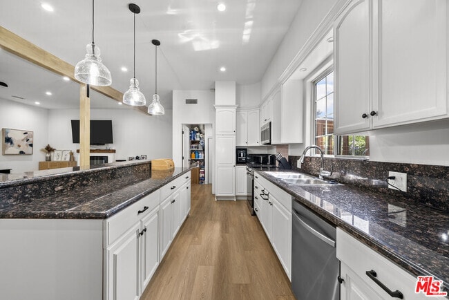 Building Photo - 5656 Penfield Ave Rental