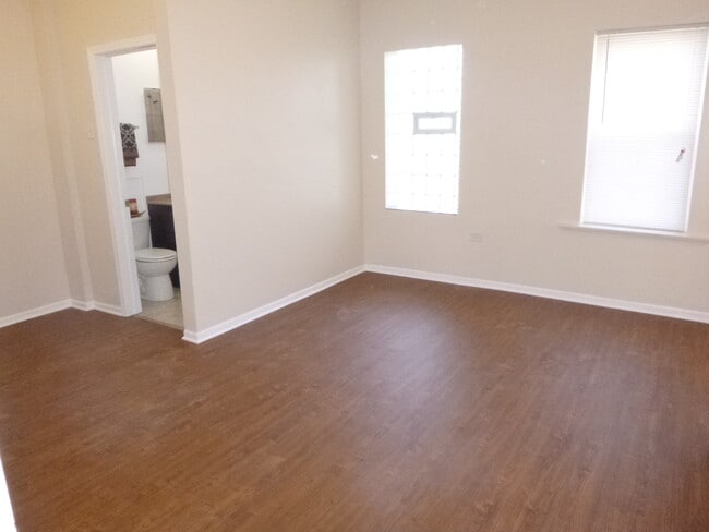 Building Photo - 3156 W Warren Blvd Unit 208