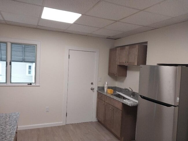 Building Photo - 162 Main St Unit 2