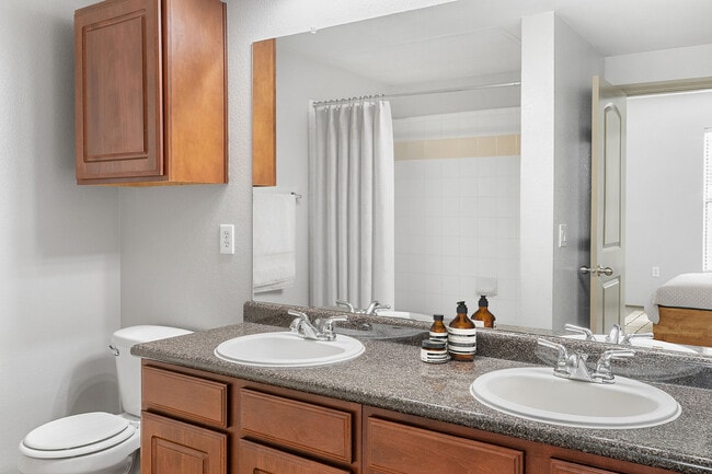 C200580_2B2B_Baño1_VS - Lakeside Villas (Dallas)