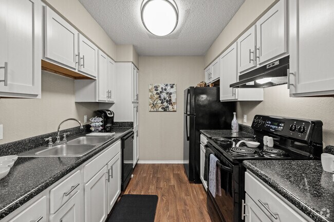 2BR, 2BA - 914 SF - Kitchen