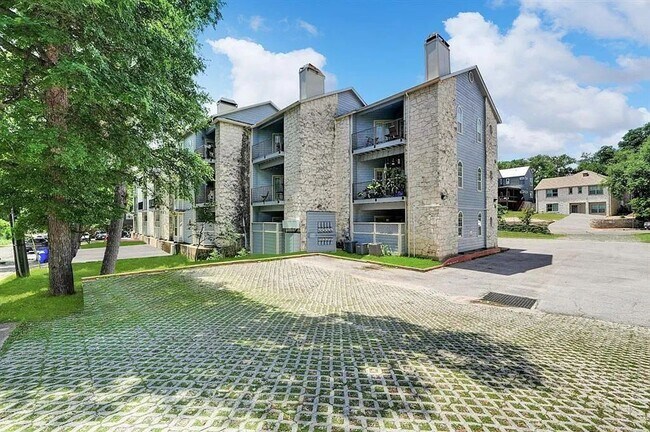 North Campus Condo Near UT – Spacious, Bright & Highly Convenient! - North Campus Condo Near UT – Spacious, Bright & Highly Convenient!