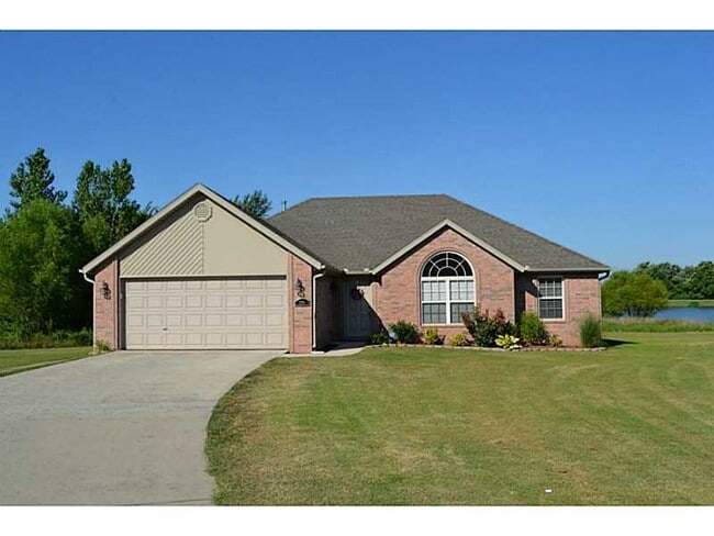 Building Photo - Cute 3 Bedroom Home on Lake Bentonville!
