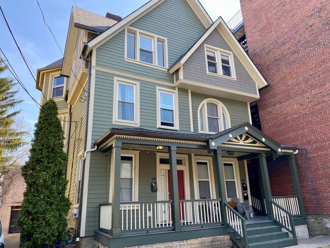 Building Photo - 715-17 Summerlea St Unit 717 Summerlea- #1