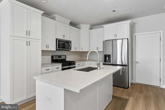 Photo - 2160 Northbank Pl