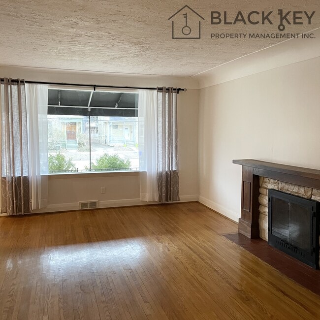 Photo - 564 Queens Ave