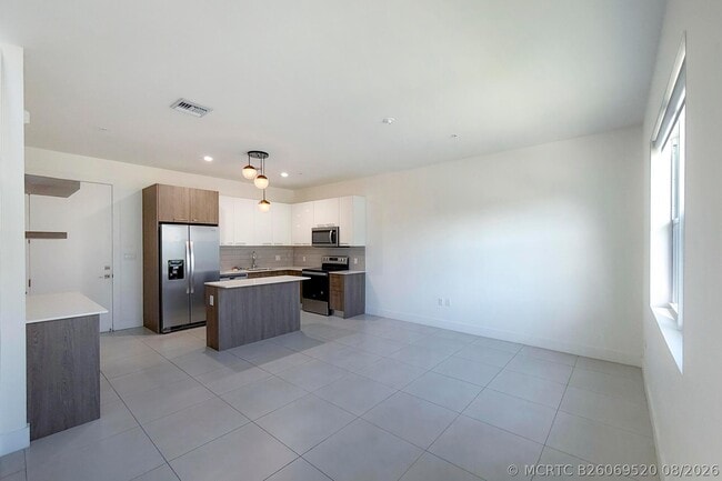 Photo - 405 NE 35th Ct