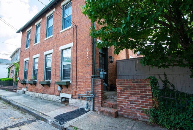 Building Photo - 512 S Lazelle St