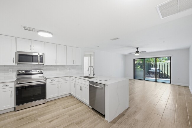 Building Photo - 2691 Albatross Rd N