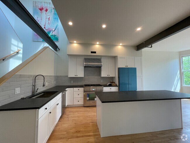 Building Photo - 58 Regent St Unit 4 Rental