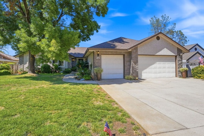 Building Photo - Beautiful Executive Level Rental on Golf Course
