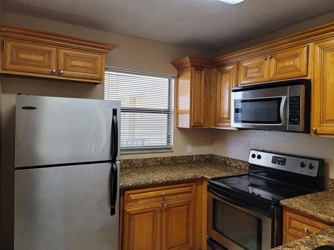 Building Photo - 1542 Lake Crystal Dr Rental