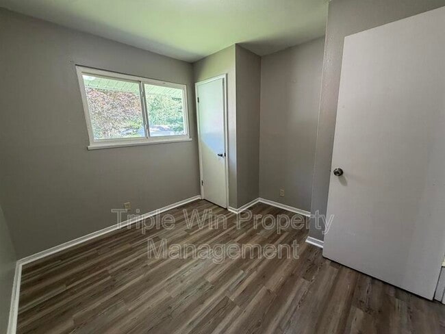 Photo - 1654 Mowbry Ln