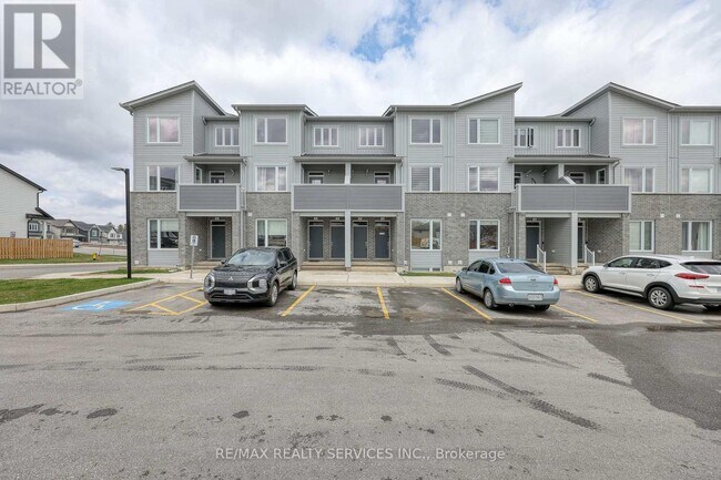 Photo - 925 Deveron Crescent