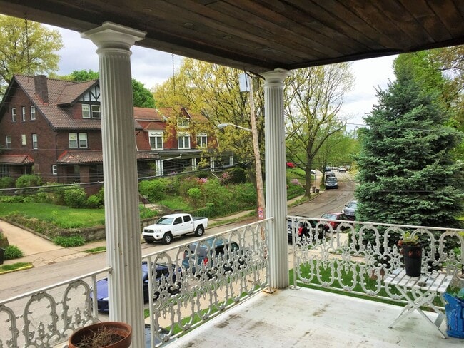 Building Photo - 6329-6331 Bartlett Unit 6329