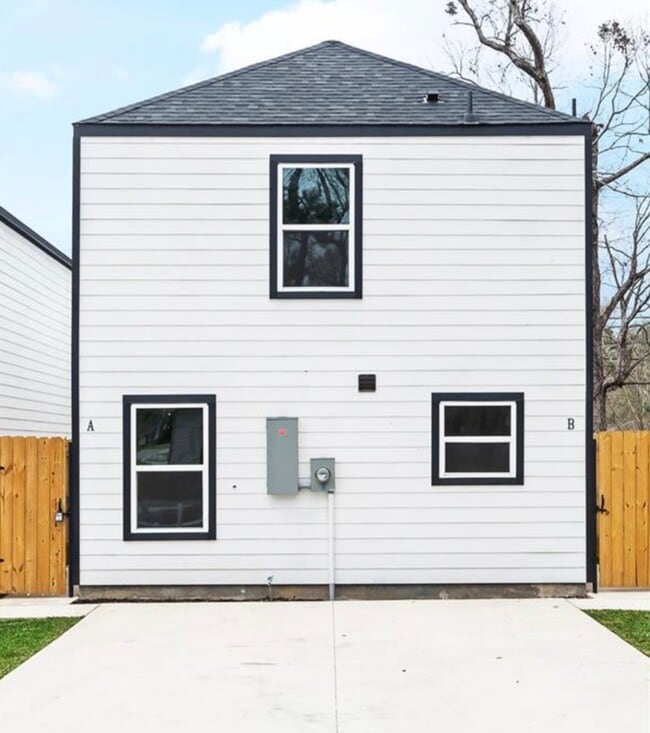 Building Photo - 7804 Crestview Dr Unit A