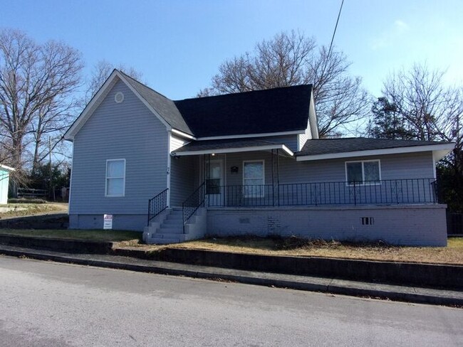 Spacious 2 Bedroom 1 Bath Home with Laundry - Spacious 2 Bedroom 1 Bath Home with Laundry