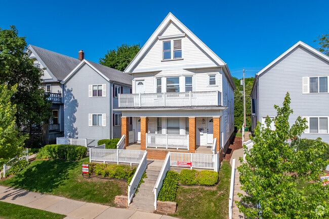 Foto - 3373 N Oakland Ave