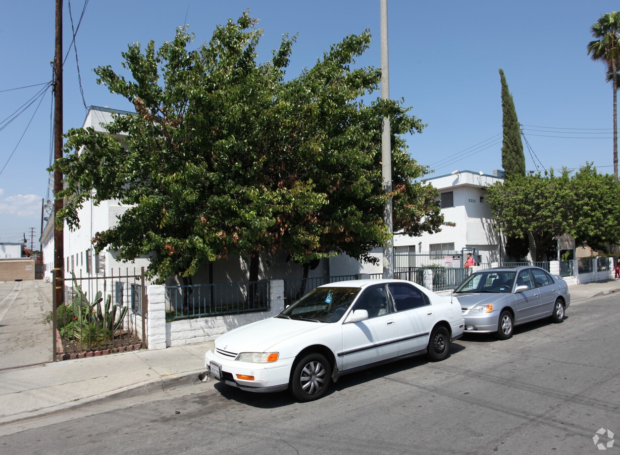 Photo - Elizabeth Court Apartments