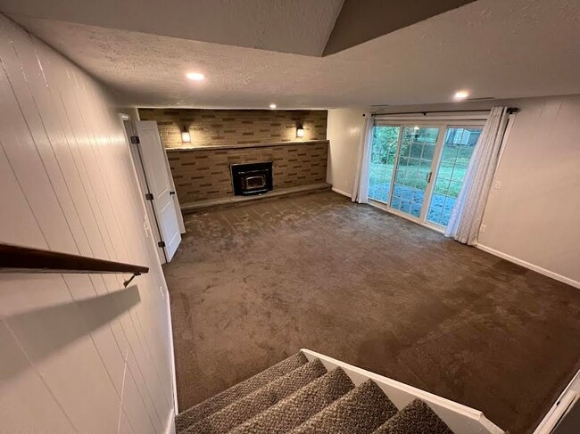 Family room - 662 River Rd