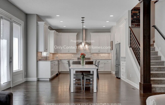 Building Photo - Luxury Four Bedroom Home In Lake Oswego!